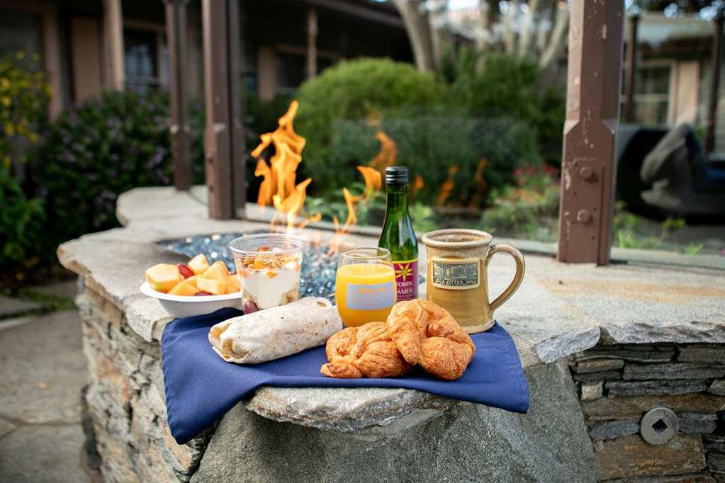 Sea Otter Inn Кэмбриа Ресторан фото